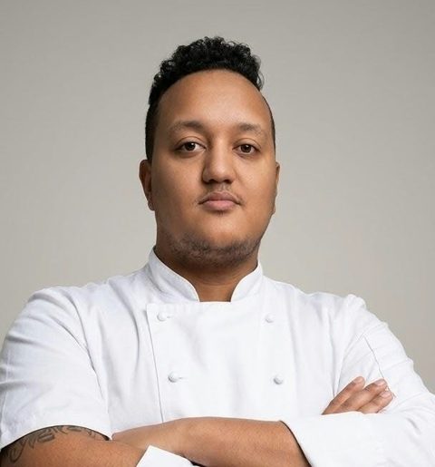 Edwinmar Colina, chef y fundador de Yield, con chaquetilla blanca